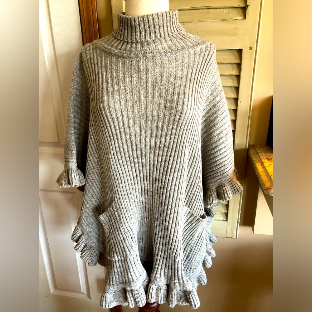 CHIC BEAUTIFUL SWEATER/PONCHO super warm and cute One size